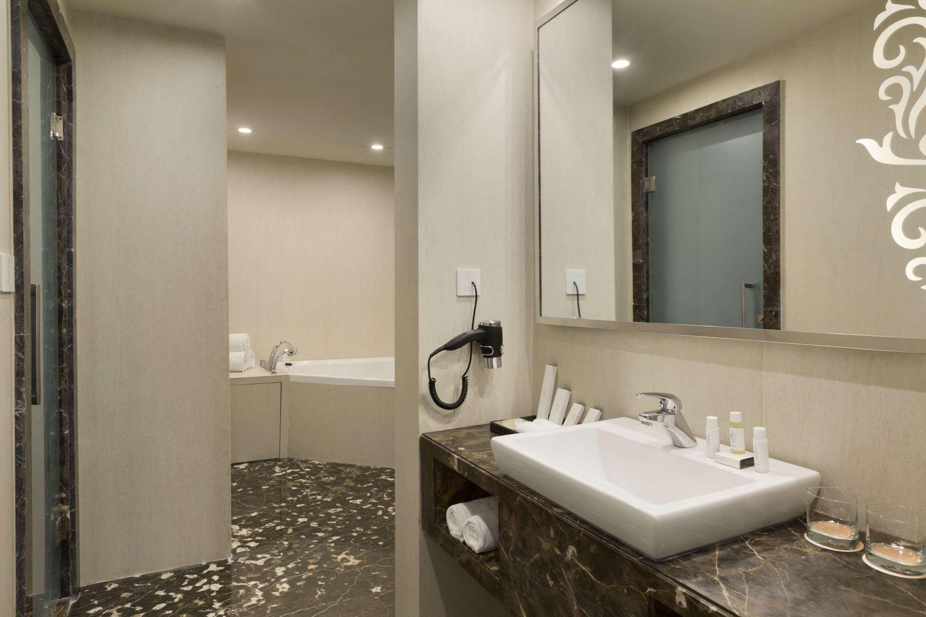 โฮเวิร์ด จอห์นสัน บาย วินด์แฮม เบงกาลูรู เฮบบัล Hotel บังกาลอร์ ภายนอก รูปภาพ