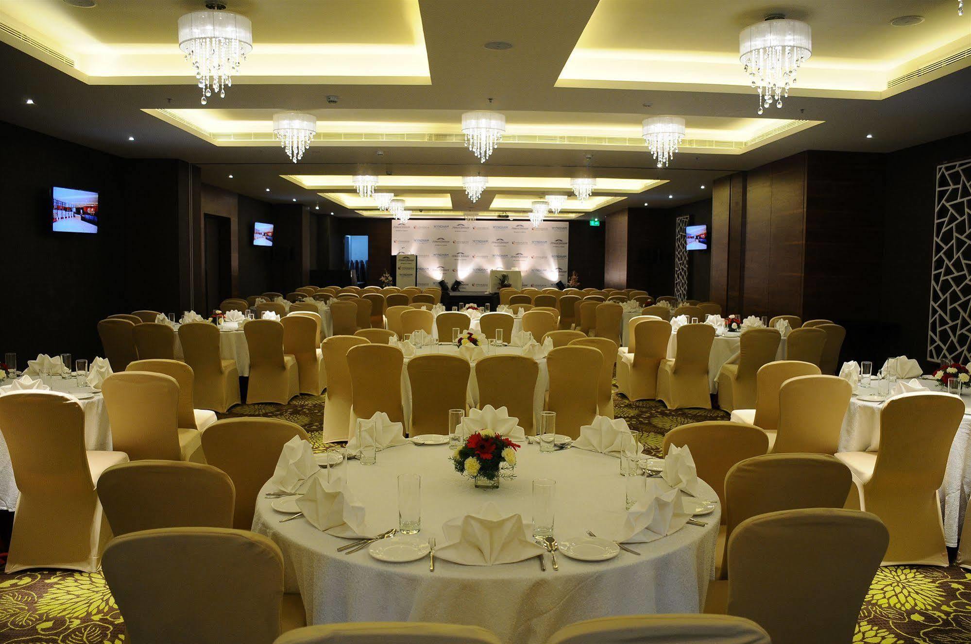 โฮเวิร์ด จอห์นสัน บาย วินด์แฮม เบงกาลูรู เฮบบัล Hotel บังกาลอร์ ภายนอก รูปภาพ