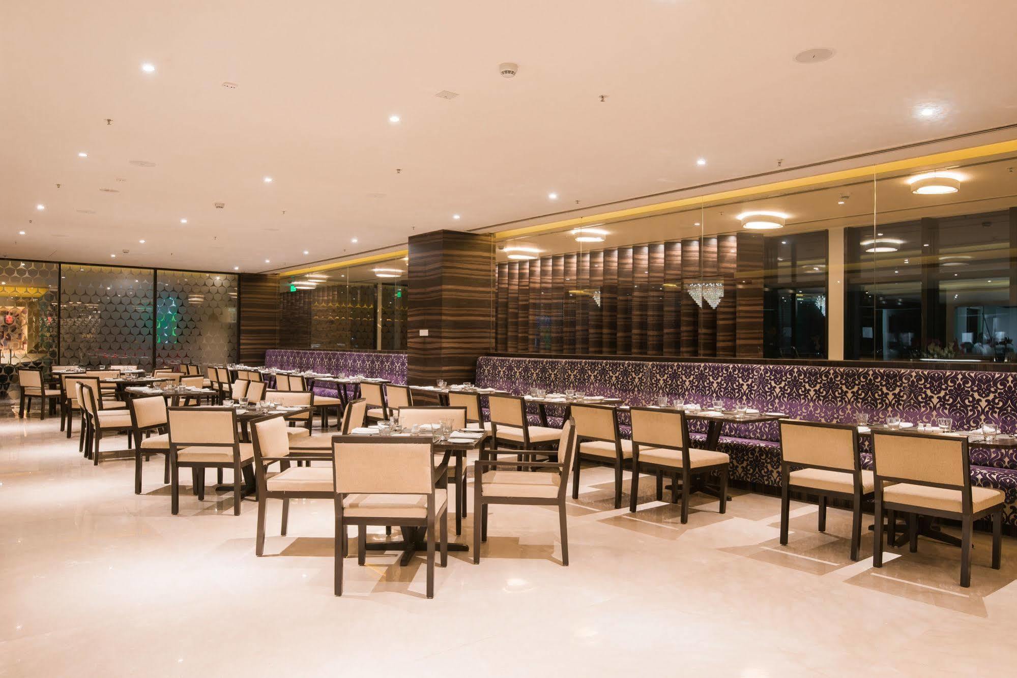 โฮเวิร์ด จอห์นสัน บาย วินด์แฮม เบงกาลูรู เฮบบัล Hotel บังกาลอร์ ภายนอก รูปภาพ