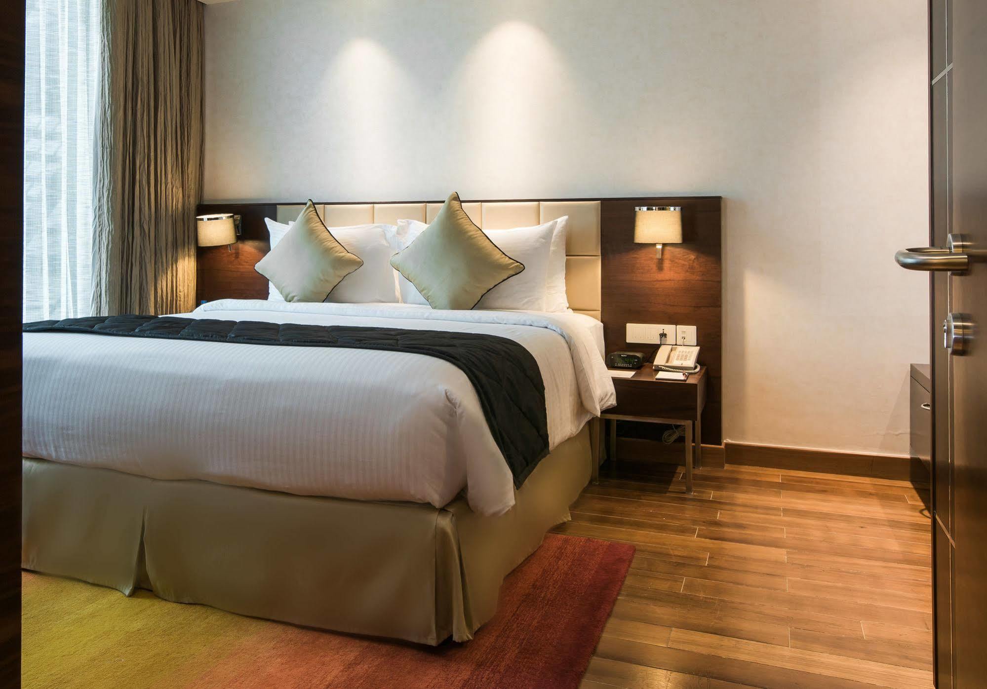 โฮเวิร์ด จอห์นสัน บาย วินด์แฮม เบงกาลูรู เฮบบัล Hotel บังกาลอร์ ภายนอก รูปภาพ